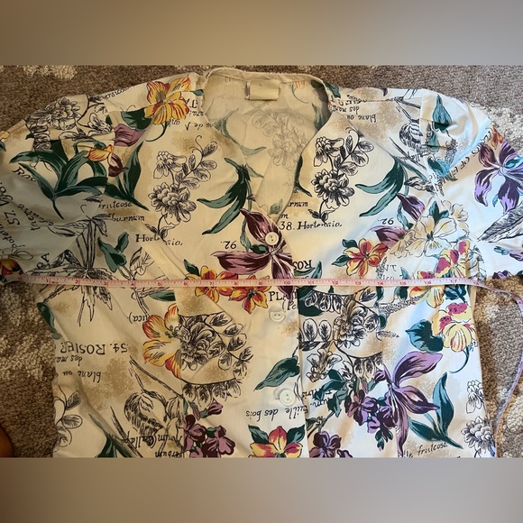 🍑Peaches Uniforms Inc.🍑 Printed Scrub, button-down Top, size Small 🍑 - Picture 7 of 15